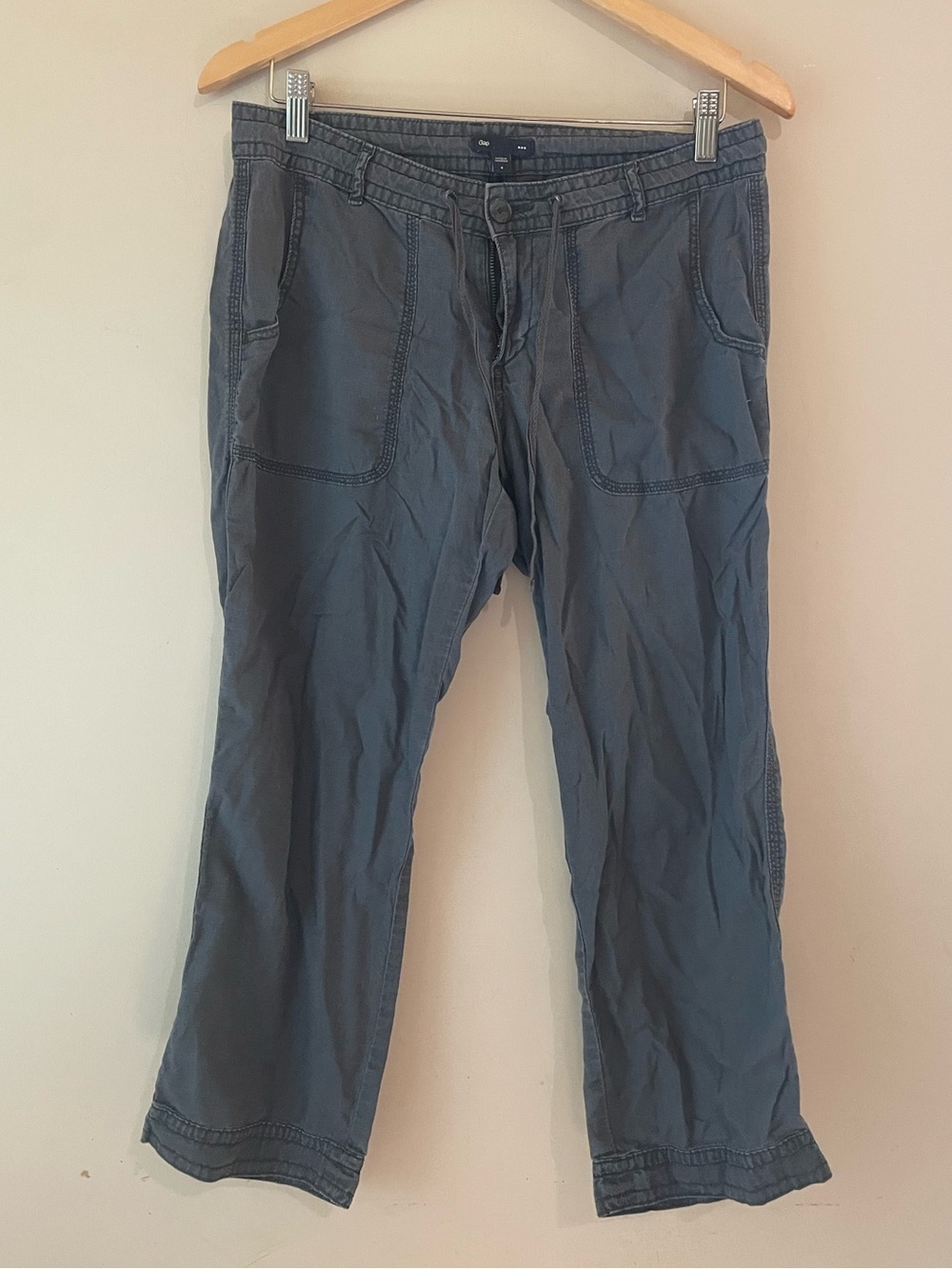Gap | Capri Length Lightweight Pants